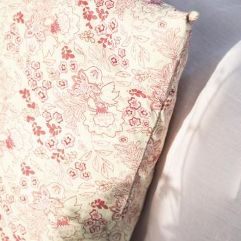 Housse de coussin Liberty beige with berry pattern format 50x50