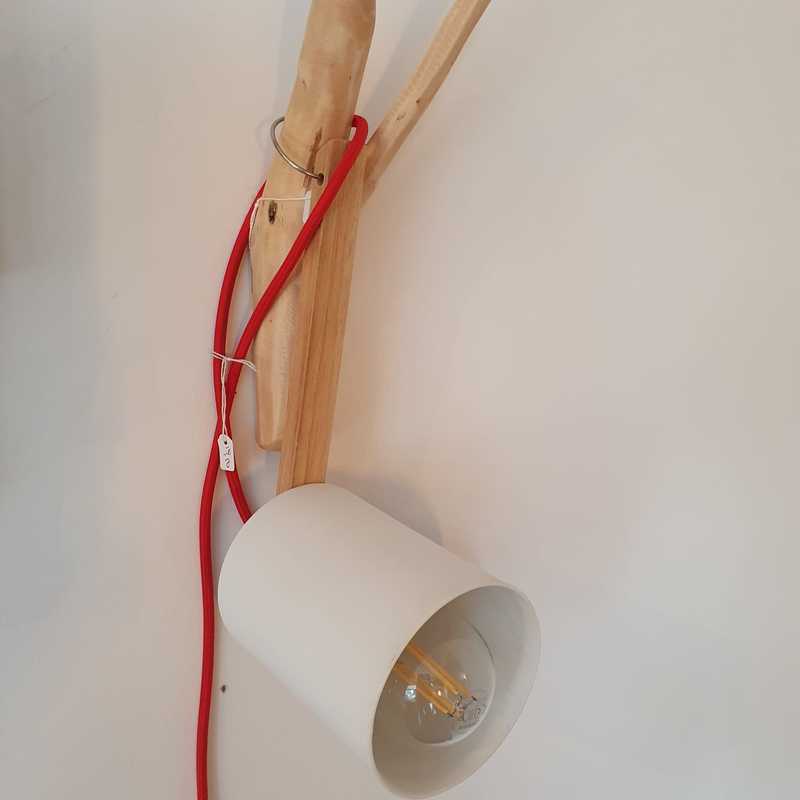 Applique à suspendre en porcelaine blanche avec câble textile et interrupteur rouge.